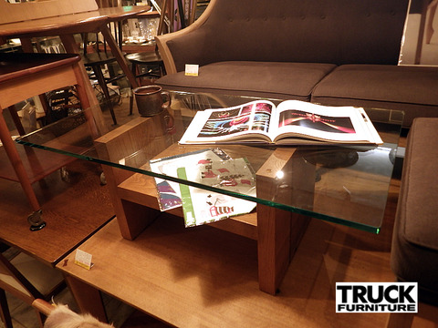 オーク無垢材とガラス天板の見事なコラボレーション～Truck Furniture 