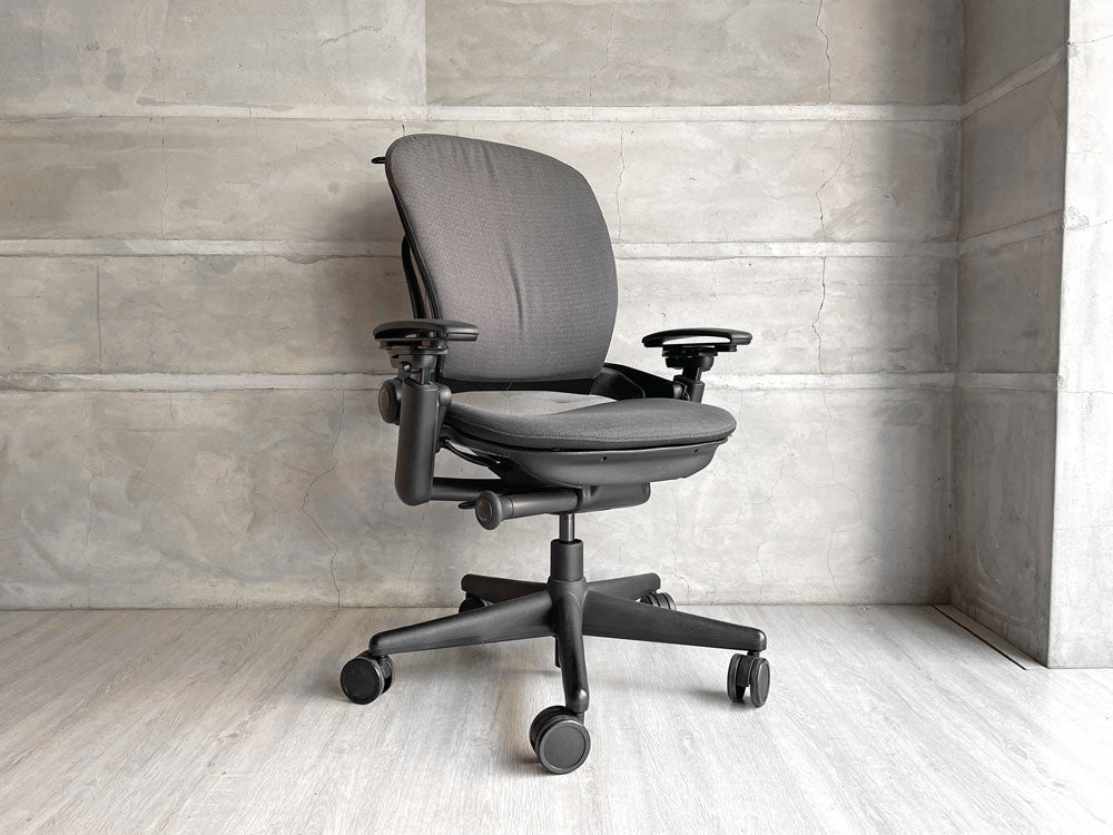 スチールケース Steelcase リープチェア Leap ブラック デスクチェア オフィスチェア ハンガー付き 参考定価￥149,800- –  TOKYO RECYCLE imption