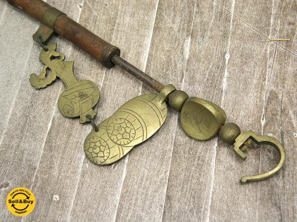 古い自在鉤 竹棹に真鍮飾り 小槌 俵紋 風景画 171~210cm 囲炉裏 古民具 古道具 ●