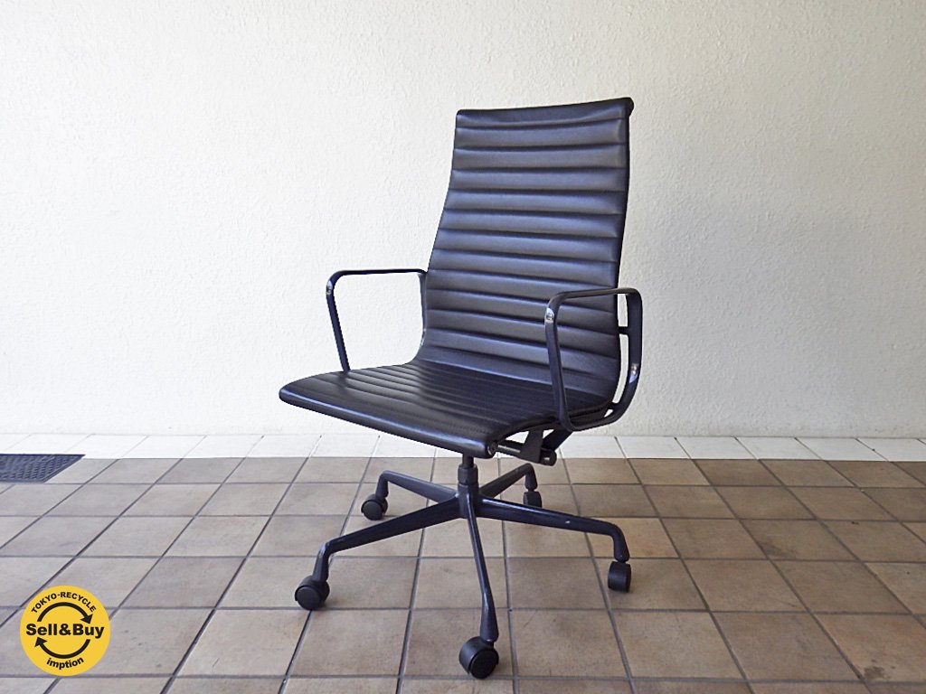 ハーマンミラー HermanMiller アルミナムグループ エグゼクティブチェア C&R. イームズ ハイバック 高級本革シート×グラファイトカラー仕様 定価:324,000- ◇