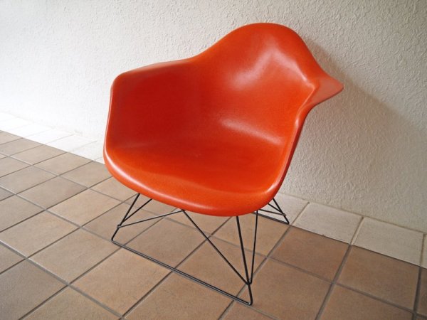 ハーマンミラー HermanMiller C&R. イームズ アームシェルチェア 現行FRP製 アイコンカラー オレンジシェル キャッツクレイドルベース ローロッドベース = LAR 状態良好 ◇
