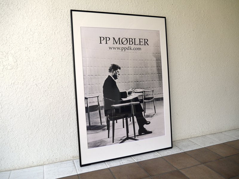 PP Mobler PPモブラー 額装 06年製造 非売品 ポスター ハンス J. ウェグナー Wegner 名作 ザ・チェア × ジョン・F・ケネディ Kennedy デンマーク ◇
