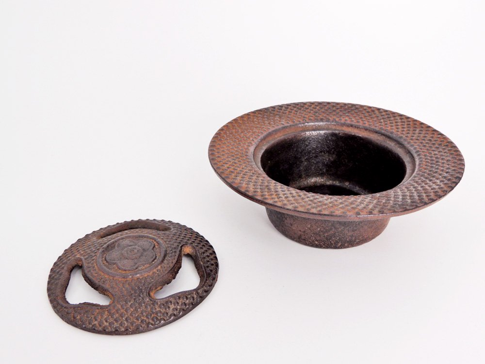 南部鉄器 灰皿 アシュトレイ 梅 あられ模様 鋳鉄 伝統工芸 工芸品 ●