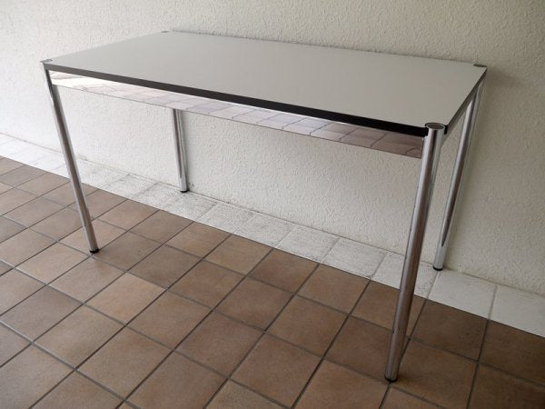 ユーエスエムハラーシステム USM Haller テーブル W1250×D600 美品 白ラミネート天板 定価¥112,741- デスク オフィス家具 MoMA 店舗什器 スイス製 B ◇