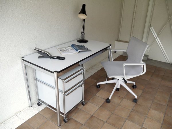 ユーエスエムハラーシステム USM Haller テーブル W1250×D600 美品 白ラミネート天板 定価¥112,741- デスク オフィス家具 MoMA 店舗什器 スイス製 A ◇