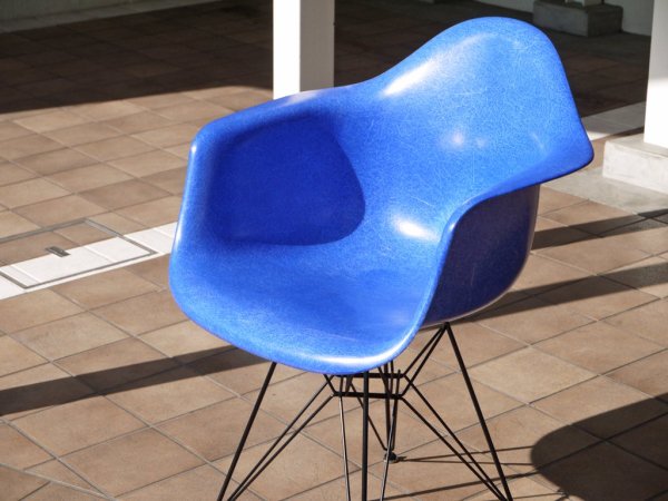 ハーマンミラー Herman Miller アームシェルチェア 現行FRP製 ブルー 1stタイプ ブラック エッフェルベース C&R イームズ DAR ミッドセンチュリー ◇