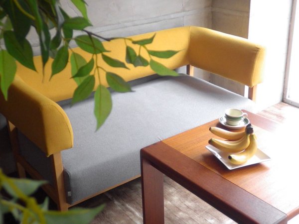 シーヴ SIEVE ブラケットソファ bracket sofa 2人掛け マスタード ファブリック アッシュ材 北欧デザイン 定価96,800円 ♪