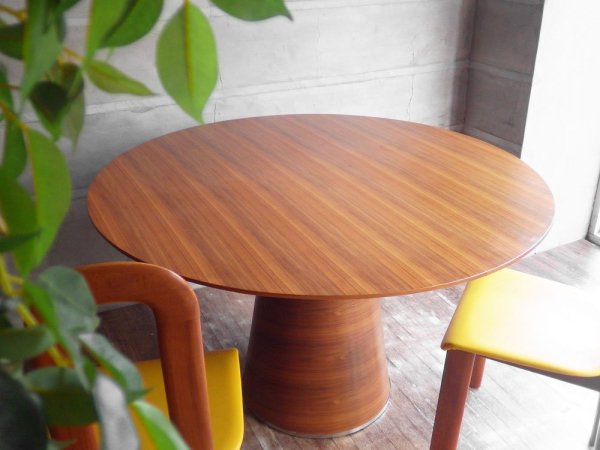 モーダエンカーサ moda en casa テンポ TEMPO 125 ラウンド ダイニングテーブル ウォールナット材 モダンデザイン 定価¥149,600- ♪
