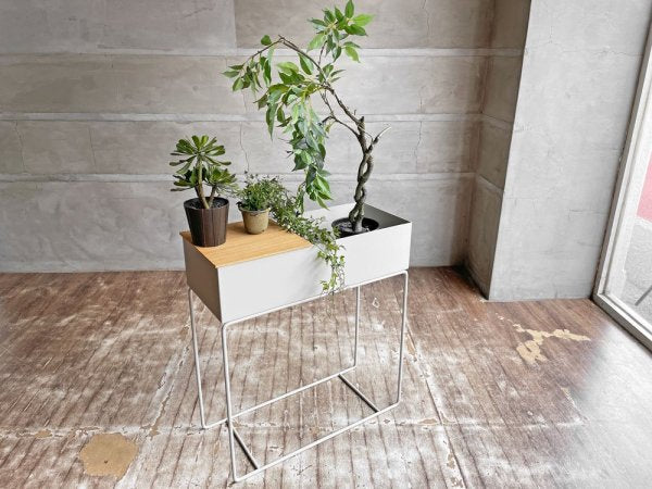 ファームリビング ferm LIVING プラントボックス プランター サイドシェルフ サイドテーブル ライトグレー 専用トレー付
北欧家具 デンマーク 参考価格総額43,450円 ♪