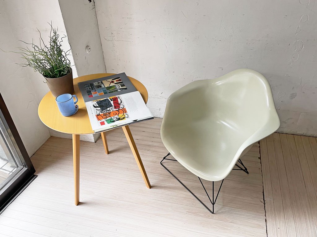 ハーマンミラー Herman Miller アームシェルチェア LAR 現行FRP製 ホワイト キャッツクレイドル ラウンジベース C&R イームズ ★