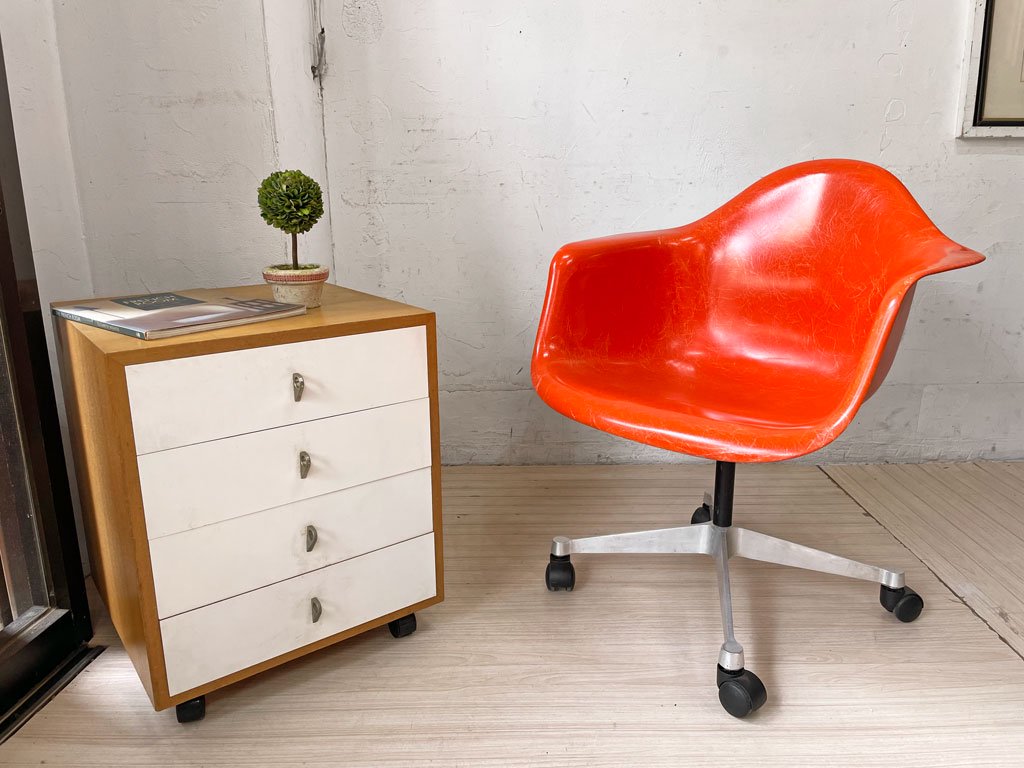 ハーマンミラー Herman Miller アームシェルチェア 現行 FRP オレンジ × ビンテージ コントラクトベース キャスター イームズ Eames ミッドセンチュリー ★