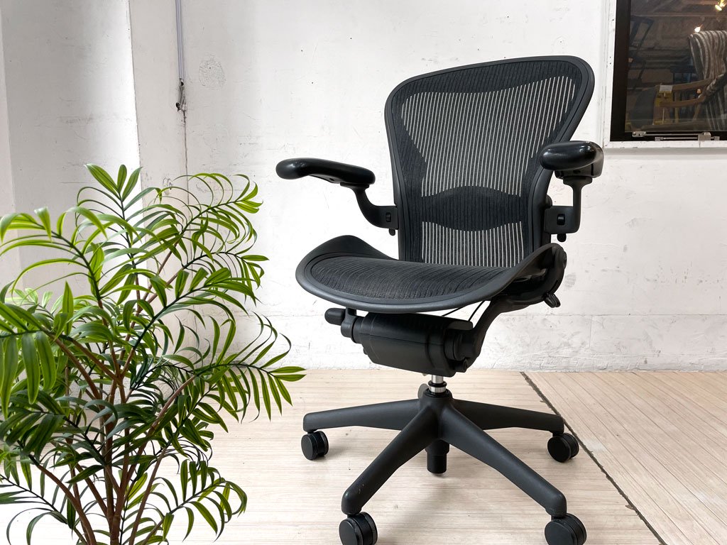 ハーマンミラー Herman Miller アーロンチェア Bサイズ フル装備 ランバーサポート グラファイトベース ビル・スタンフ & ドン・チャドウィック バナナクッション新品 ★