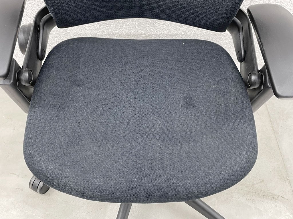 スチールケース Steelcase リープ Leap V2 デスクチェア オフィスチェア ブラック 昇降・リクライニング・アームアジャスト シート可動 参考価格¥198,000- 難有 〓