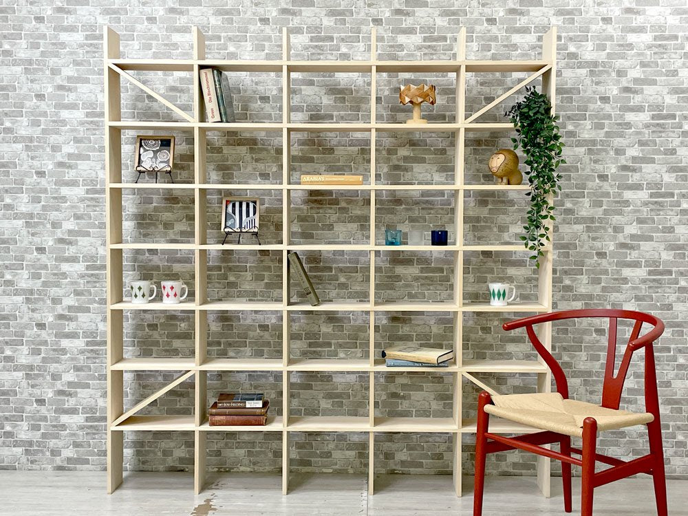 マルゲリータ margherita 壁一面のA5判本棚 縦8コマ×横5コマ オープンシェルフ 書棚 シナ材 無塗装 壁面収納 店舗什器 ミニマルデザイン 定価¥82,500- ●