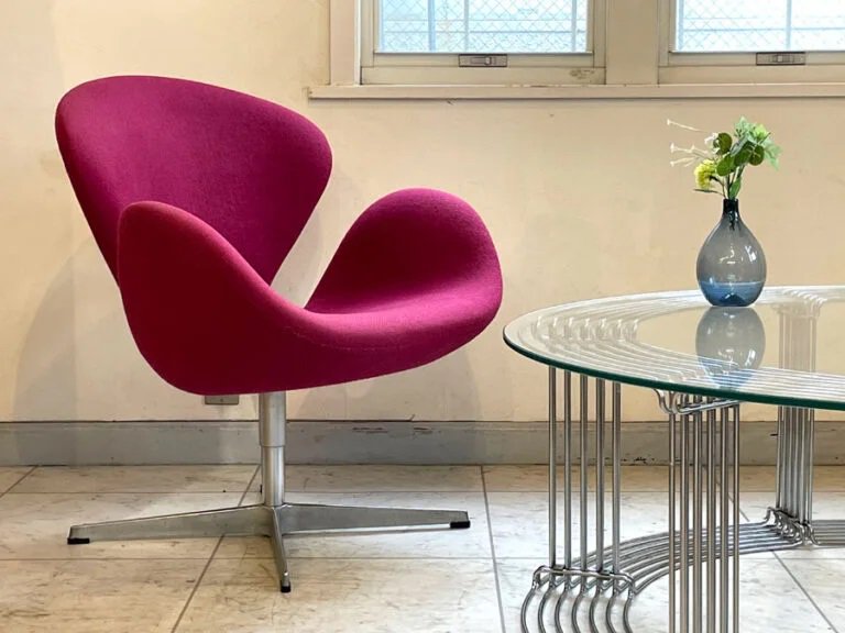 フリッツハンセン Fritz Hansen スワンチェア ラウンジチェア スウィベル ファブリック 赤紫色 アルネ・ヤコブセン Arne Jacobsen ●
