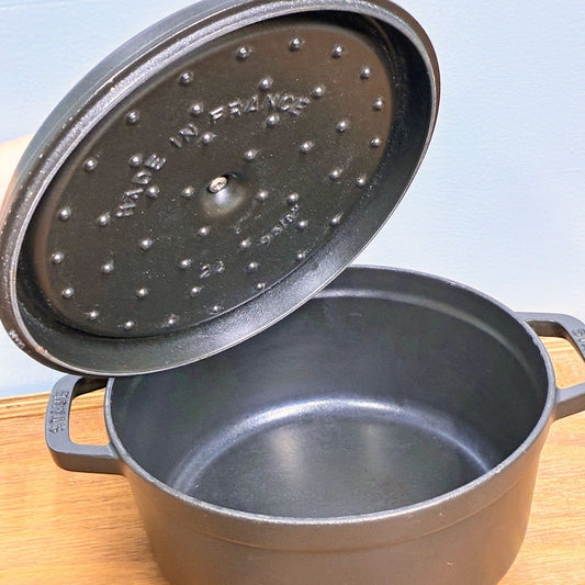 ストウブ STAUB ピコ ココット ラウンド 両手鍋 ブラック 24cm 鋳物 キャセロール ガス オーブン IH対応 フランス ◎