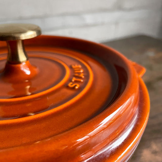 ストウブ STAUB ピコ ココット ラウンド 両手鍋 シナモン 18cm 鋳物 キャセロール ガス オーブン IH対応 フランス ♪