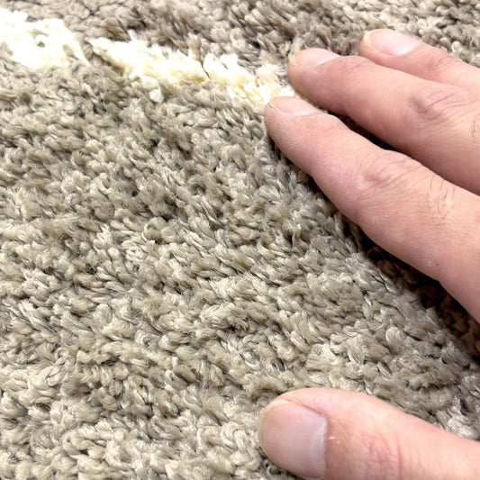 ウニコ unico グラーベ GRABE ラグマット ベージュ ポリプロピレン 120×180cm 滑り止め付き モダンデザイン 未使用保管品 ●