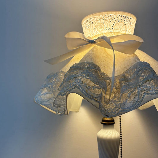 USビンテージ スタンドライト テーブルライト ミルクガラス プラスチックシェード ファブリック レース プルスイッチ ガーリッシュ ●