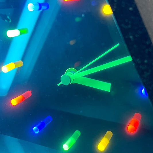ニューネオンクロック New Neon Clock トライアングル ブラックライト クロック 80's ビンテージ ポストモダン 置時計 美品 ●