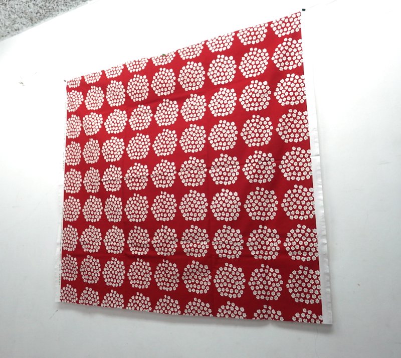 ●マリメッコ/marimekko ファブリック ”PUKETTI” 137×126cm レッド