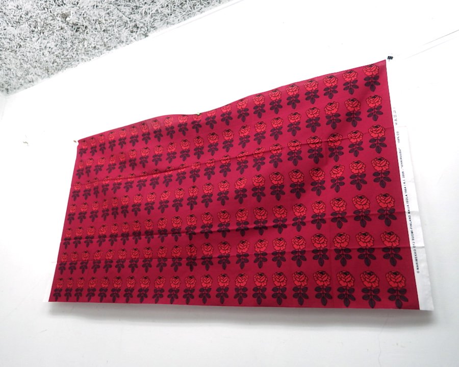 ●マリメッコ/marimekko ファブリック ”VIHKIRUUSU” 137×73cm 2011年X'mas限定 レッド