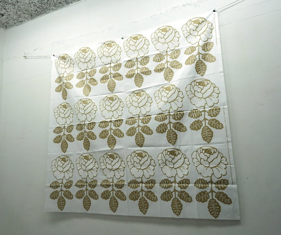 ●マリメッコ/marimekko ファブリック ”MAALAISRUUSU” 143×136cm 廃番カラー ホワイトxゴールド