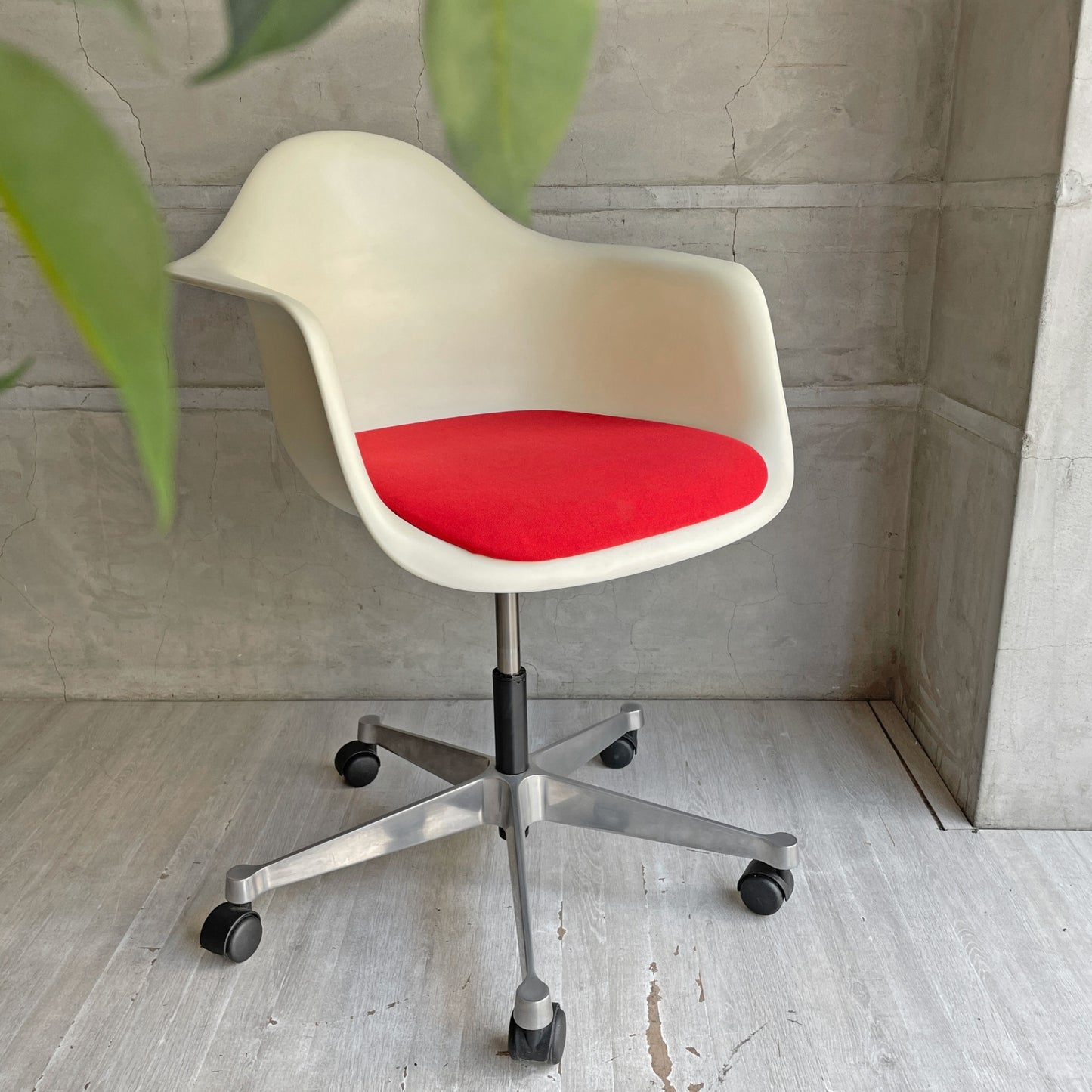 ハーマンミラー Herman Miller ヴィトラ vitra アームシェルチェア ポリプロピレン ホワイト キャスターベース クッション仕様 昇降機能付き イームズ ♪
