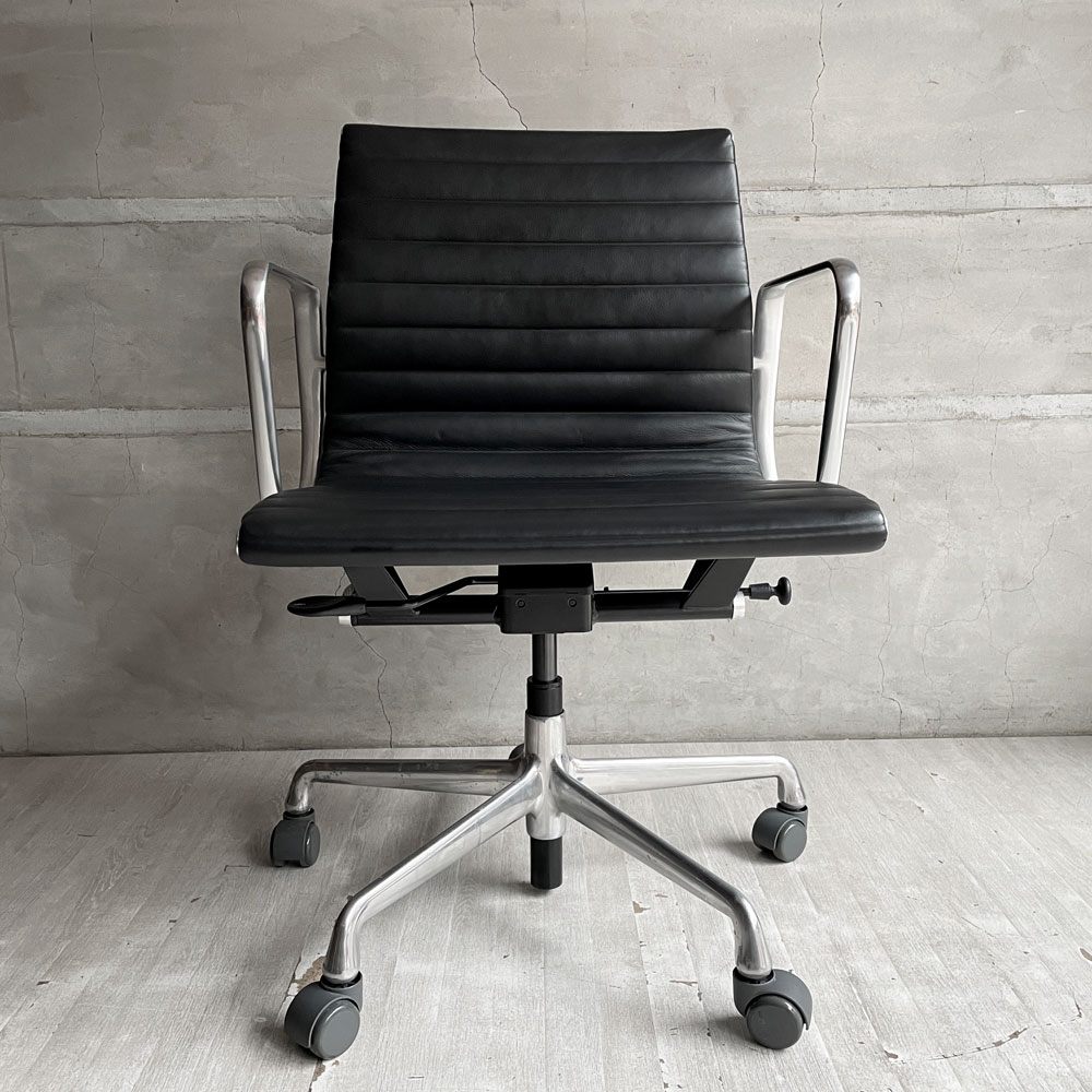 ハーマンミラー Herman Miller イームズアルミナムグループ マネジメントチェア アルミバフベース ガス圧昇降 5本脚キャスター 本革 レザー ブラック C ♪