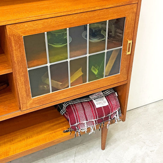 デンマークビンテージ チーク材 ブックシェルフ 飾り棚 ステンドグラスドア スライド式 アンティーク ロイズアンティーク取扱 ●