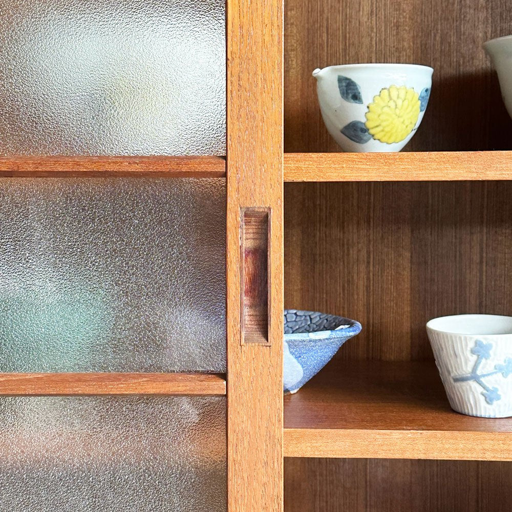 ジャパンビンテージ Japan Vintage チーク材 ガラスキャビネット サイドボード 水屋箪笥 食器棚 カップボード 引き戸 古家具 店舗什器 ■