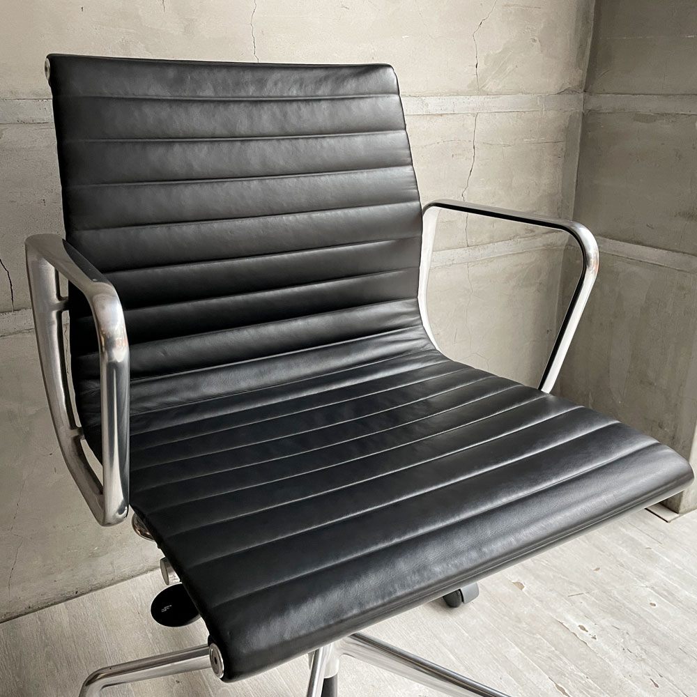 ハーマンミラー Herman Miller イームズアルミナムグループチェア マネージメントチェア アルミバフベース ガス圧昇降 5本脚キャスター 本革 レザー ブラック C ♪