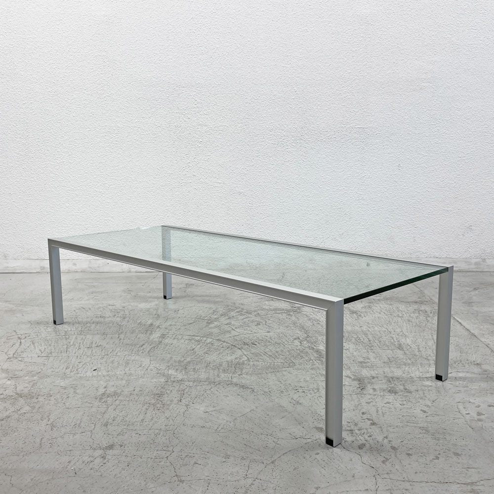 Cassina ixc. (カッシーナ・イクスシー)取り扱いteam by wellis (チーム・バイ・ウェリス)のルームリビングコーヒーテーブルです。ガラスとアルミフレームのシンプルなデザイン。 取扱商品｜BARTERHOUSE（バーターハウス）｜家具・家電・店舗用品の