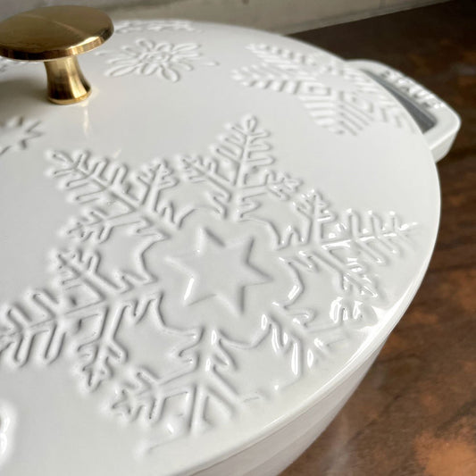 ストウブ STAUB スノークリスタル ココット 両手鍋 ホワイト 24cm 鋳物 キャセロール ガス オーブン IH対応 フランス プロテクター付き♪