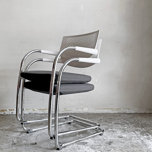 ヴィトラ vitra ビザビ2 Visavis2 アームチェア デスクチェア ホワイト/グレー系 カンティレバー スタッキング可能 アントニオ・チッテリオ B ■