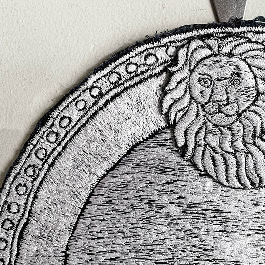 ママカロン ma.macaron ライオンの皿 壁掛け ウォールアート 横振り刺繍 φ26cm 刺繍作家 現代作家 ■