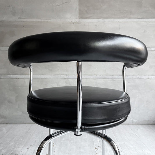 カッシーナ Cassina フォートゥイユ トゥルナン スウィベルチェア 7 FAUTEUIL TOURNANT LC7 レザー 本革 ブラック シャルロット・ペリアン イ・マエストリ・コレクション MoMA ♪