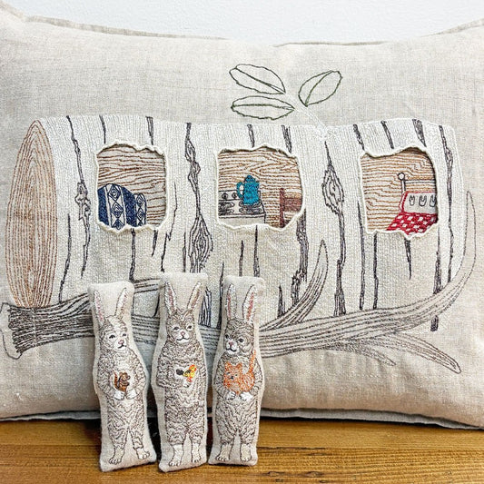 コーラルアンドタスク Coral & Tusk アスペンログバニーズ ウィズポケット Aspen log bunnies w/p 30x40cm クッション リネン カバーリング 刺繍 ●