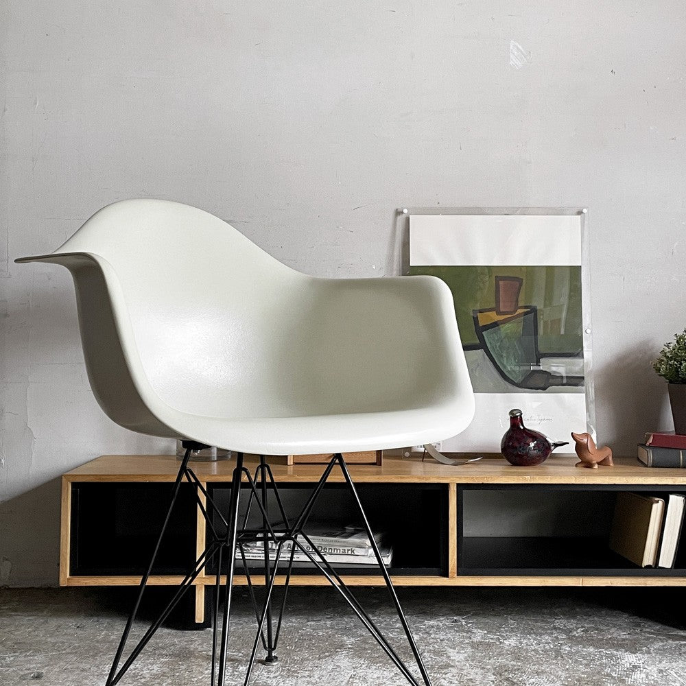 ハーマンミラー Herman Miller アームシェルチェア 現行FRP製 パーチメント エッフェルベース C&R イームズ ミッドセンチュリー ■