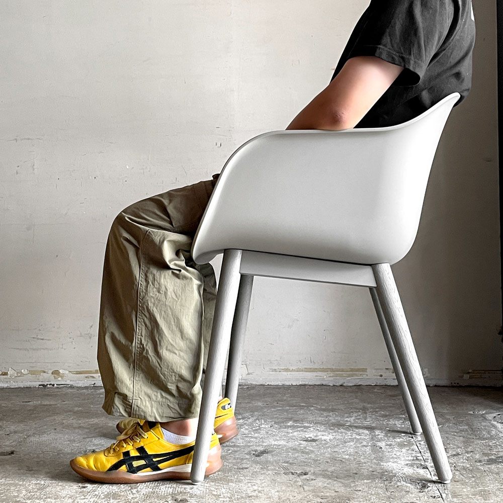 ムート Muuto ファイバー アームチェア ウッドベース FIBER ARM CHAIR WOOD BASE ファイバーシェル グレー オーク材 北欧モダン 定価¥84,700- ■