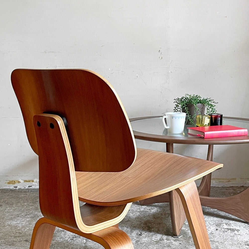 ハーマンミラー Herman Miller プライウッドダイニングチェア ウッドレッグ DCW ウォールナット イームズ ミッドセンチュリー 定価¥231,000- ■