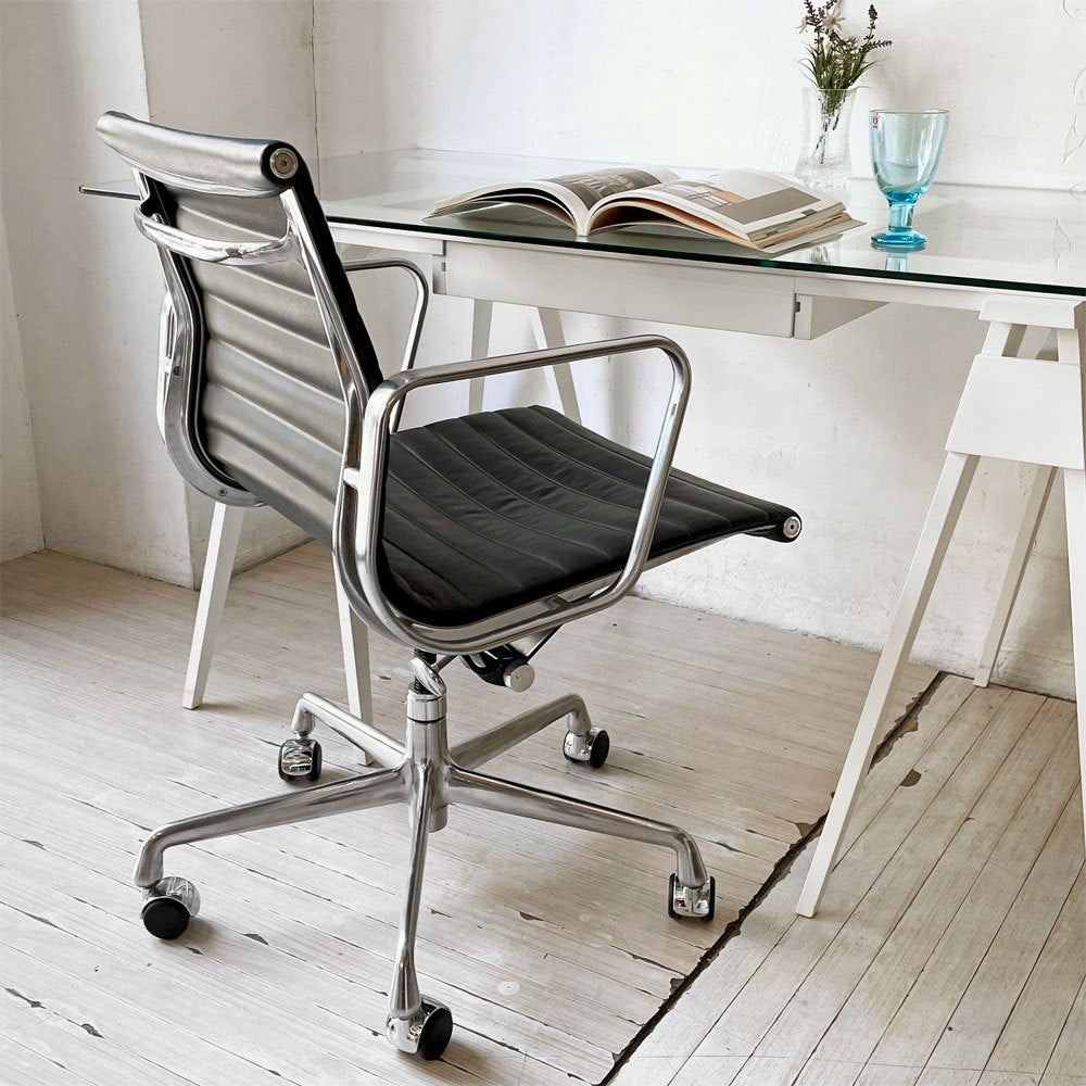 ハーマンミラー Herman Miller アルミナムグループ マネジメントチェア 本革 5本脚 C&Rイームズ ミッドセンチュリー 定価¥400,400- ★