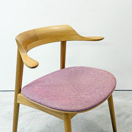キタニ Kitani マリリン Marylin IE-01 アームチェア ダイニングチェア ハーフアーム オーク材 プライウッド ファブリック ピンクカラー 岩倉榮利 ●