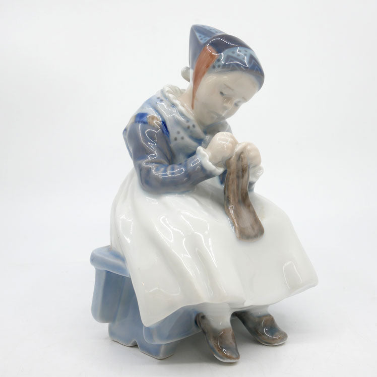 ロイヤルコペンハーゲン 編み物をする少女 フィギュア アマー島の少女