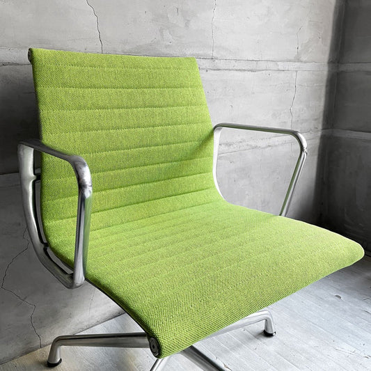 ハーマンミラー Herman Miller イームズアルミナムグループ マネジメントチェア デスクチェア マハラム生地 ペールグリーン アルミバフベース 5本脚 固定脚 昇降無し イームズ ♪