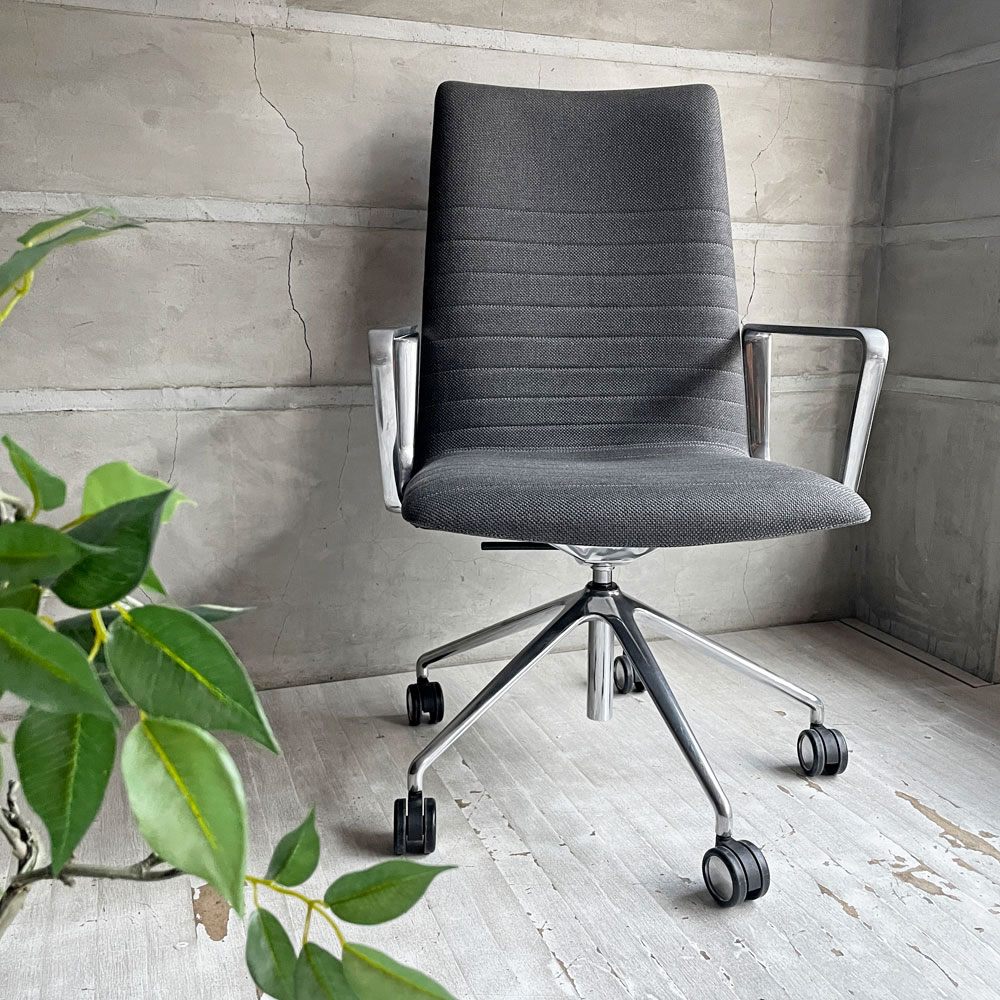 アンドリューワールド Andreu World フレックス エグゼクティブ Flex Executive インターミディエイトバック アームチェア デスクチェア アルミ キャスターベース ガス圧昇降 参考価格 ¥295,460- ♪