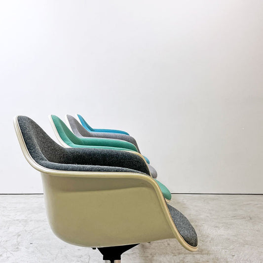 ハーマンミラー Herman Miller ビンテージ エアポートベンチ タンデムシート 4連 アームシェル 2nd ファブリック 新品張替え済 イームズ 希少 ●