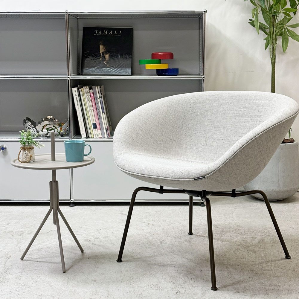 フリッツハンセン Fritz Hansen ポットチェア 3318 POT ラウンジチェア ファブリック クリスチャンハウン ベージュ ブラウンブロンズレッグ アルネ・ヤコブセン デンマーク 定価¥297,880- 展示品 ●