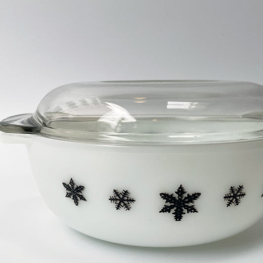 パイレックス Pyrex スノーフレーク ガーランド Snowflake キャセロール 蓋付 ミルクガラス ガラス イギリス JAJ製 オールドパイレックス ビンテージ ■