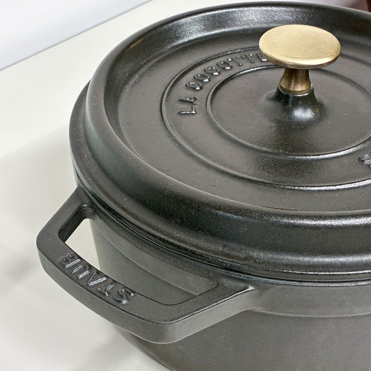 ストウブ STAUB ピコ ココット ラウンド 両手鍋 ブラック 22cm 鋳物 キャセロール ガス オーブン IH対応 フランス ◎